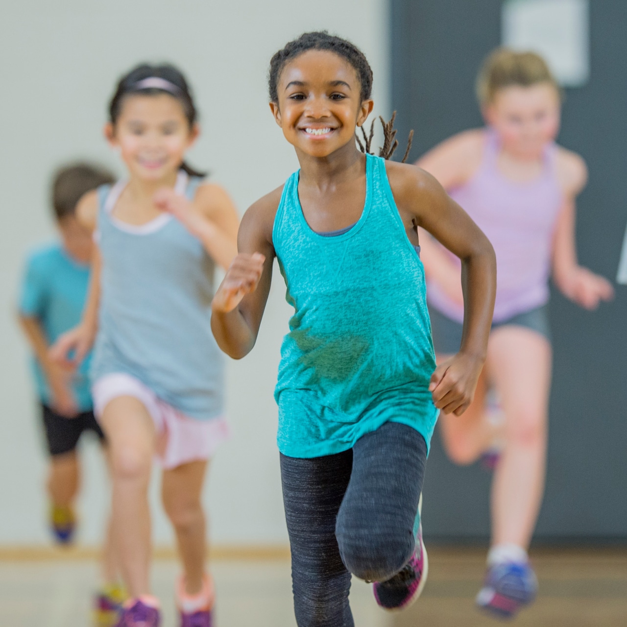 jeune fille qui court au gymnase