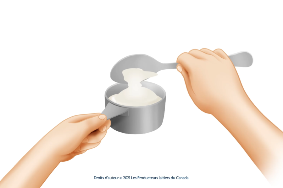 Mesurer des ingrédients humides avec une tasse à mesurer